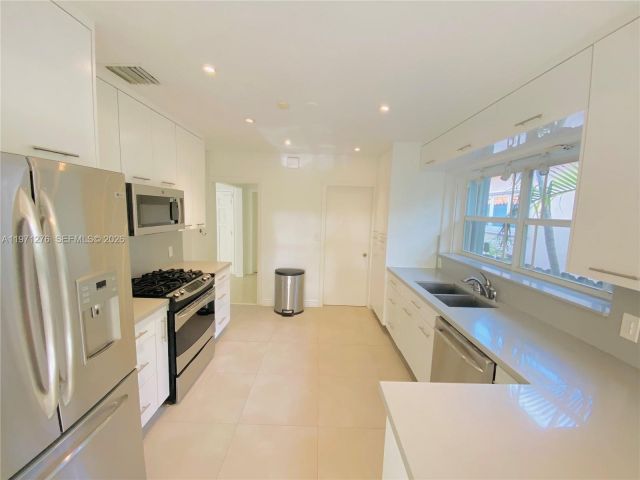 Дом в аренду по адресу 8959 Dickens Ave - фото 7466996