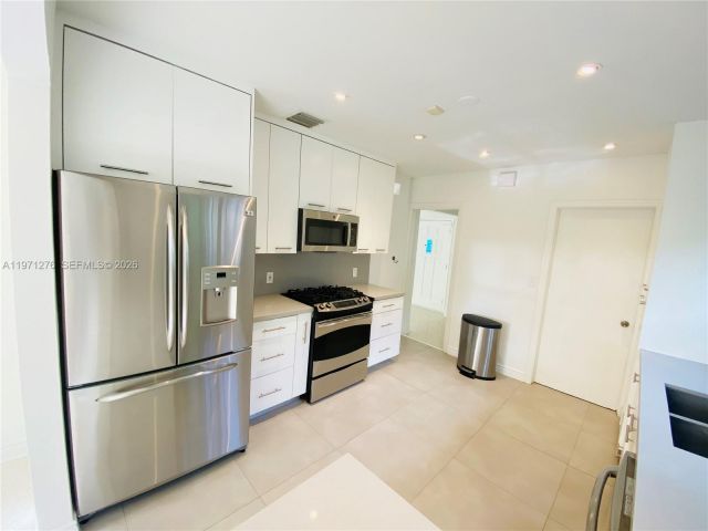 Дом в аренду по адресу 8959 Dickens Ave - фото 7466997