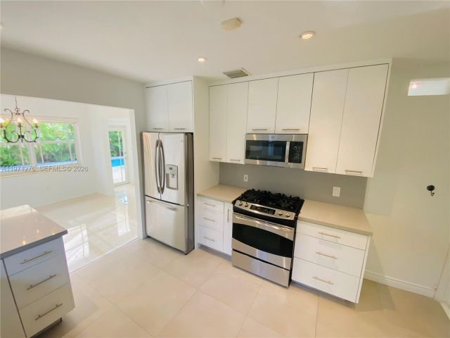 Дом в аренду по адресу 8959 Dickens Ave - фото 7466998