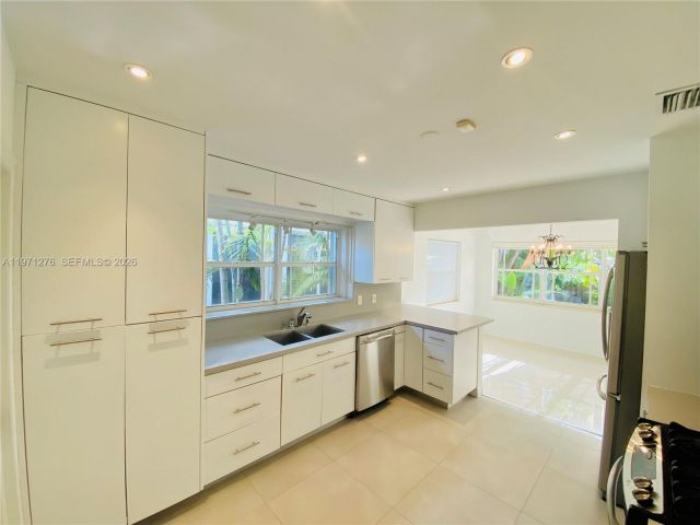 Дом в аренду по адресу 8959 Dickens Ave - фото 7466999