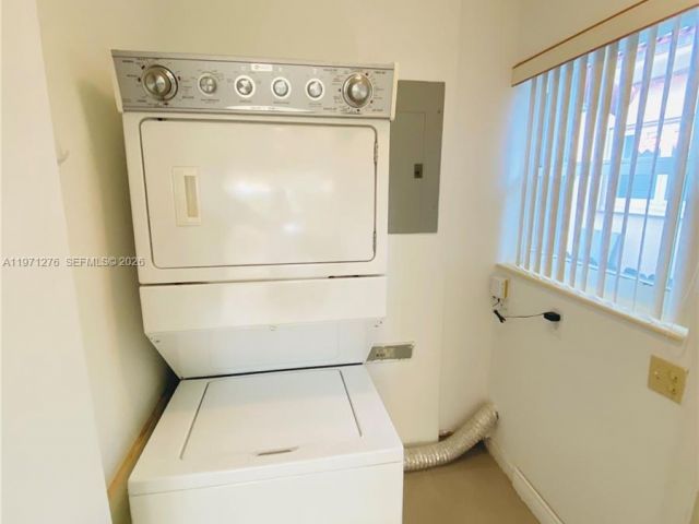 Дом в аренду по адресу 8959 Dickens Ave - фото 7467000