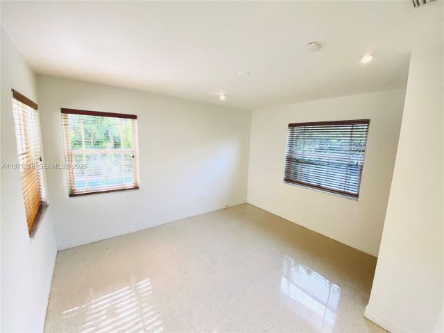 Дом в аренду по адресу 8959 Dickens Ave - фото 7467001