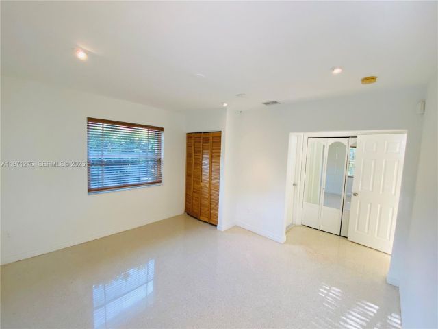 Дом в аренду по адресу 8959 Dickens Ave - фото 7467002