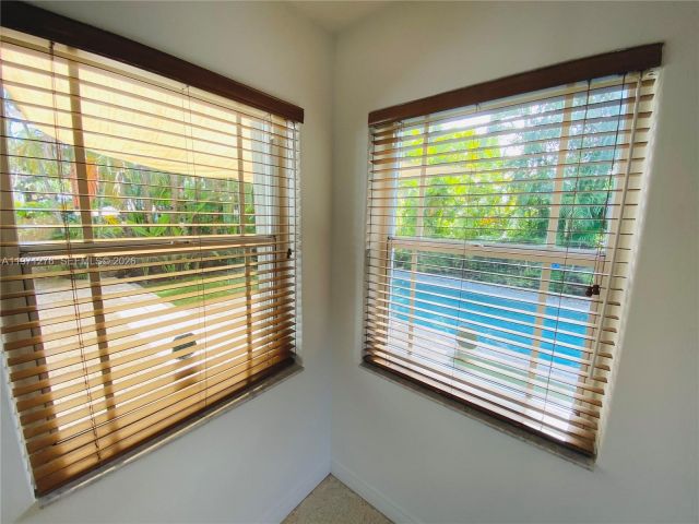 Дом в аренду по адресу 8959 Dickens Ave - фото 7467003