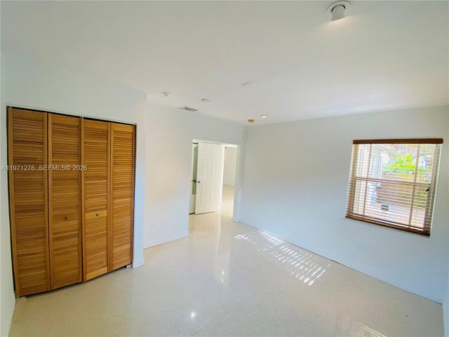 Дом в аренду по адресу 8959 Dickens Ave - фото 7467004