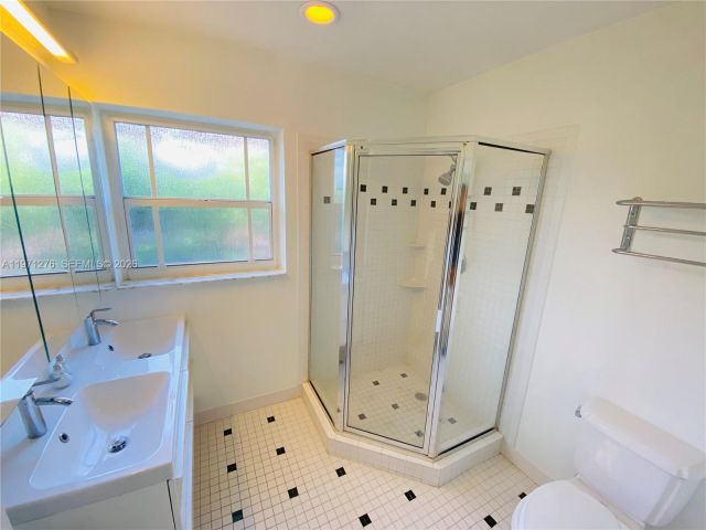 Дом в аренду по адресу 8959 Dickens Ave - фото 7467005