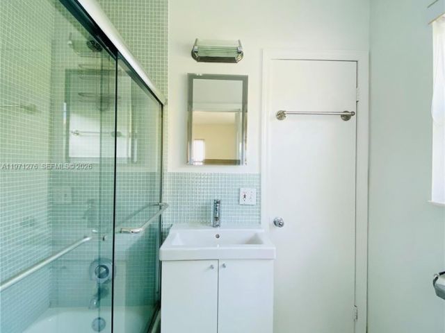 Дом в аренду по адресу 8959 Dickens Ave - фото 7467008