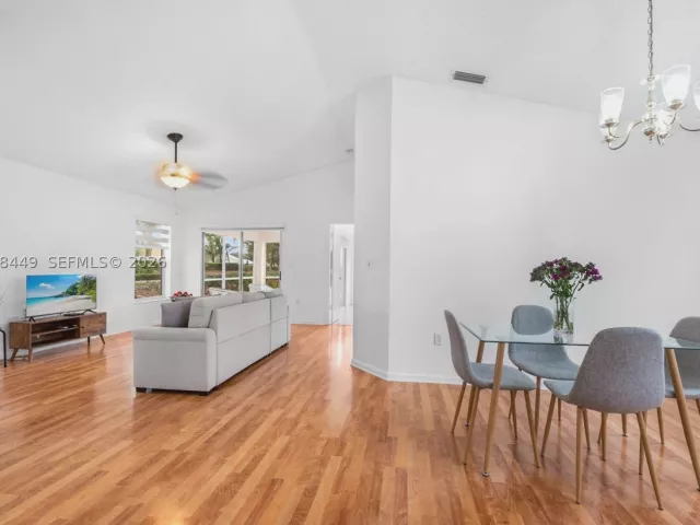 Продажа дома по адресу 2020 SE 5th Pl - фото 9287724