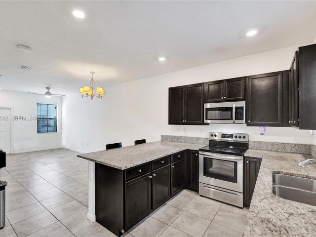 Продажа дома по адресу 1609 SW 28th St - фото 7534852