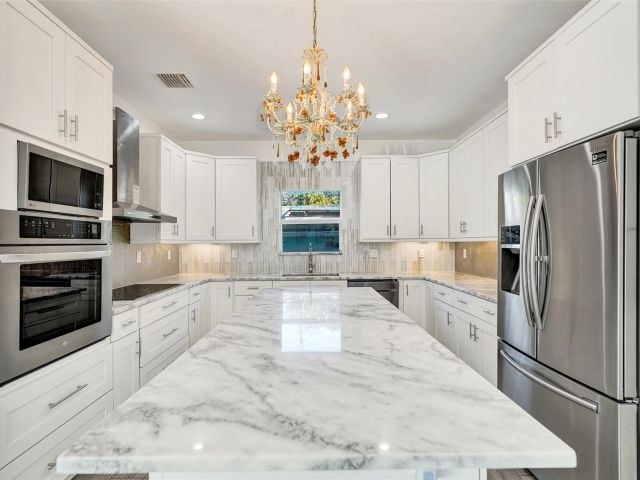 Продажа дома по адресу 2502 NE 6th Avenue - фото 8471811