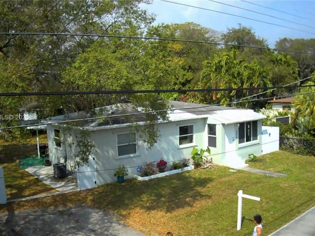 Продажа дома по адресу 204 SW 7th Ave - фото 7462030