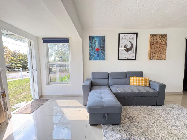 Продажа дома по адресу 204 SW 7th Ave - фото 7462032