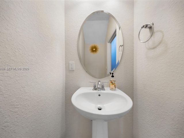 Дом в аренду по адресу 932 Banyan Dr # - фото 7472843