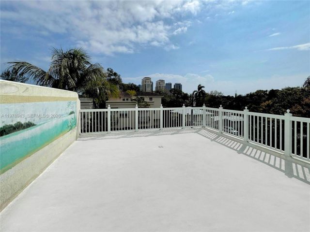 Продажа дома по адресу 229 SW 9th Ave - фото 7481591