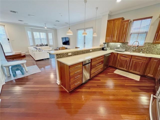 Продажа дома по адресу 229 SW 9th Ave - фото 7481592