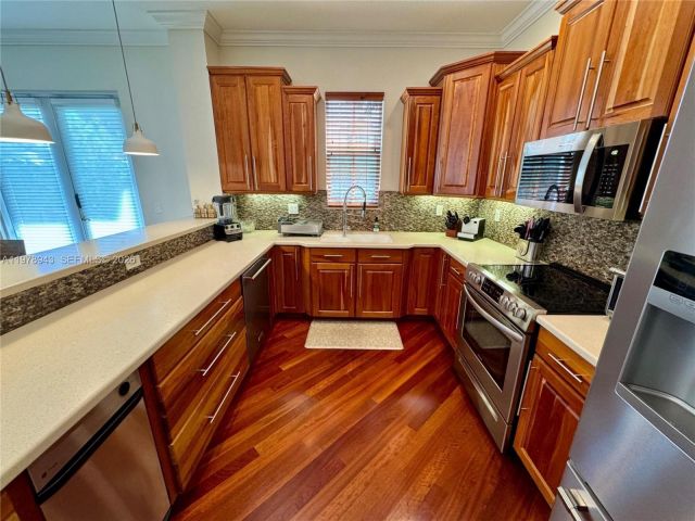 Продажа дома по адресу 229 SW 9th Ave - фото 7481594