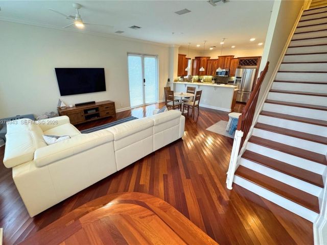 Продажа дома по адресу 229 SW 9th Ave - фото 7481596