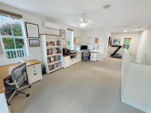 Продажа дома по адресу 229 SW 9th Ave - фото 7481599