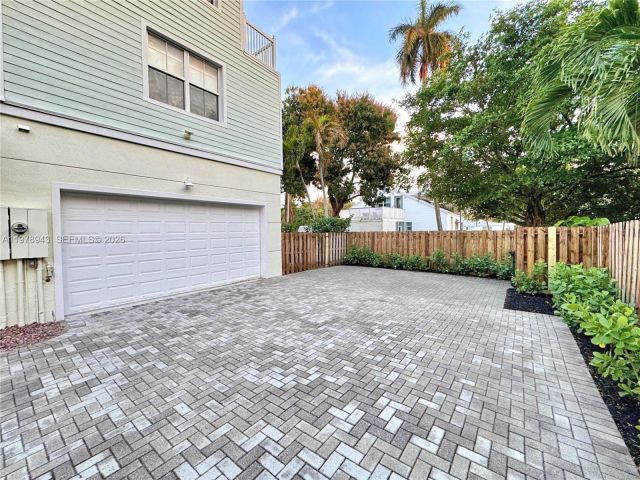 Продажа дома по адресу 229 SW 9th Ave - фото 7481608