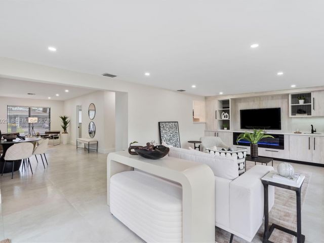 Дом в аренду по адресу 1341 SW 10th St 0 - фото 7483088