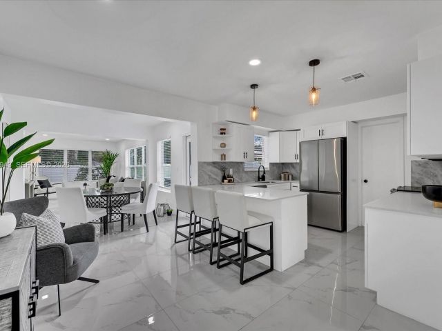 Продажа дома по адресу 20 NE 29TH ST - фото 7451532