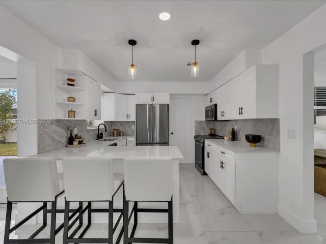 Продажа дома по адресу 20 NE 29TH ST - фото 7451536