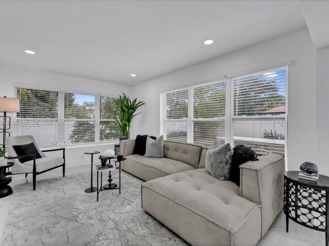 Продажа дома по адресу 20 NE 29TH ST - фото 7451538