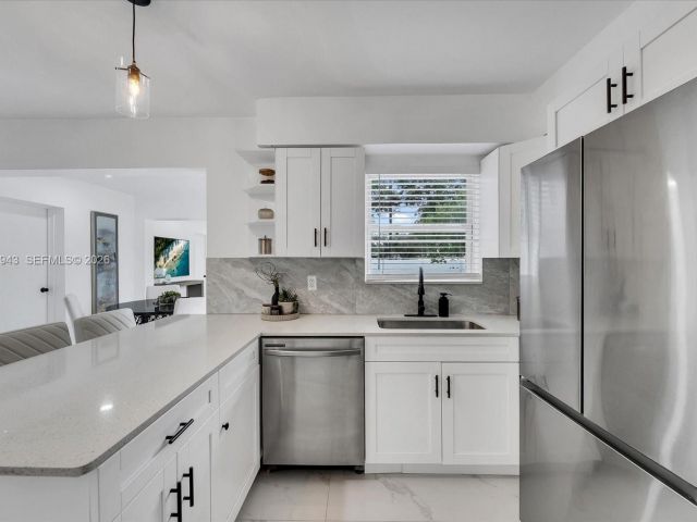 Продажа дома по адресу 20 NE 29TH ST - фото 7451540