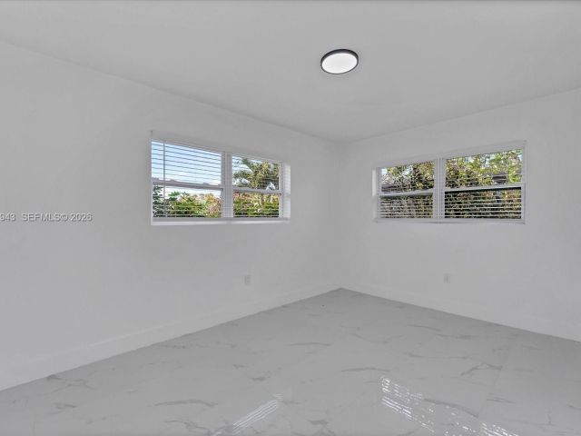 Продажа дома по адресу 20 NE 29TH ST - фото 7451548