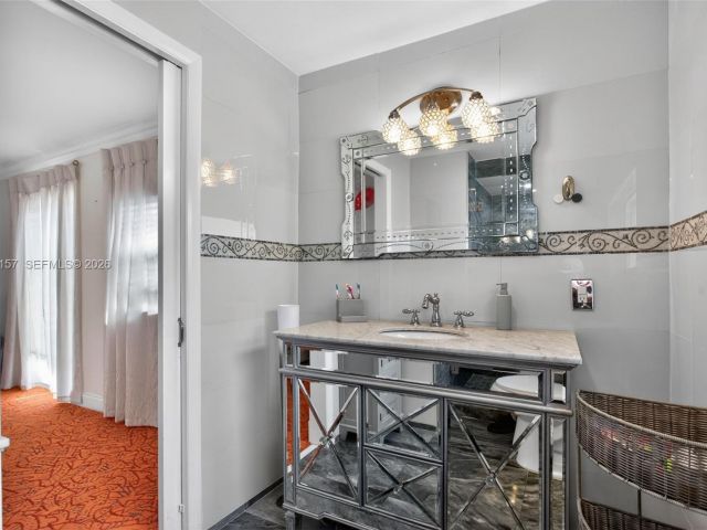 Дом в аренду по адресу 268 SE 8th Ave - фото 7486737