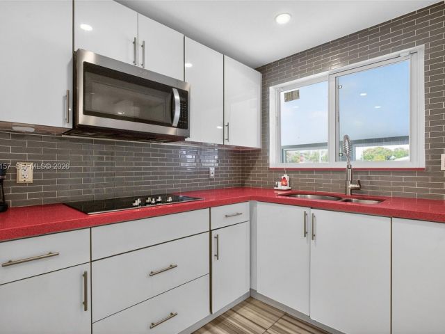 Дом в аренду по адресу 268 SE 8th Ave - фото 7486739