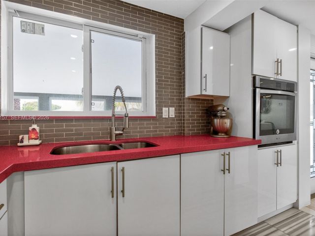 Дом в аренду по адресу 268 SE 8th Ave - фото 7486740