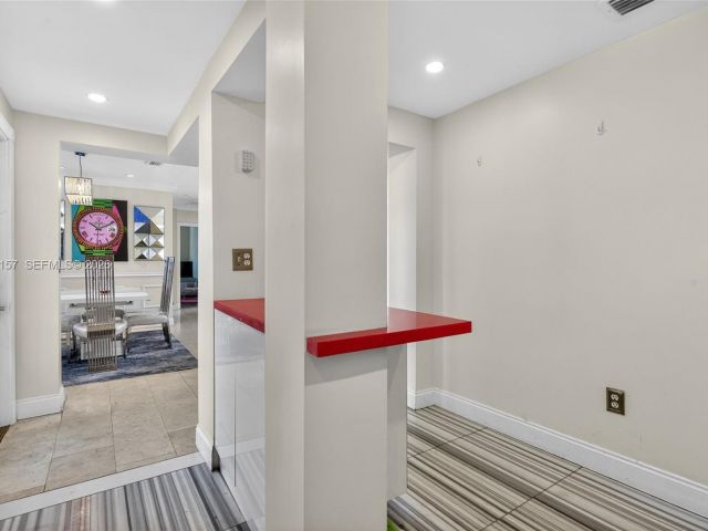 Дом в аренду по адресу 268 SE 8th Ave - фото 7486741