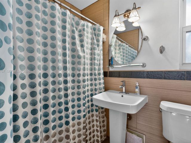 Дом в аренду по адресу 268 SE 8th Ave - фото 7486746