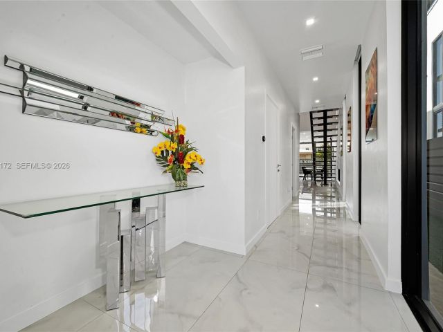 Дом в аренду по адресу 2516 NE 21st St B - фото 7482694