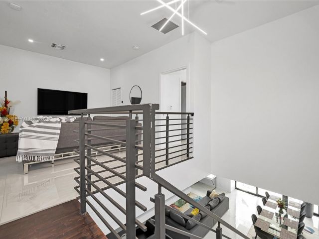 Дом в аренду по адресу 2516 NE 21st St B - фото 7482704