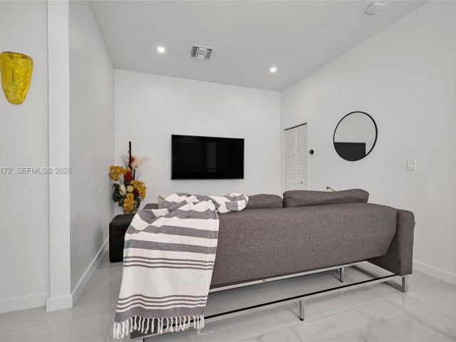 Дом в аренду по адресу 2516 NE 21st St B - фото 7482705