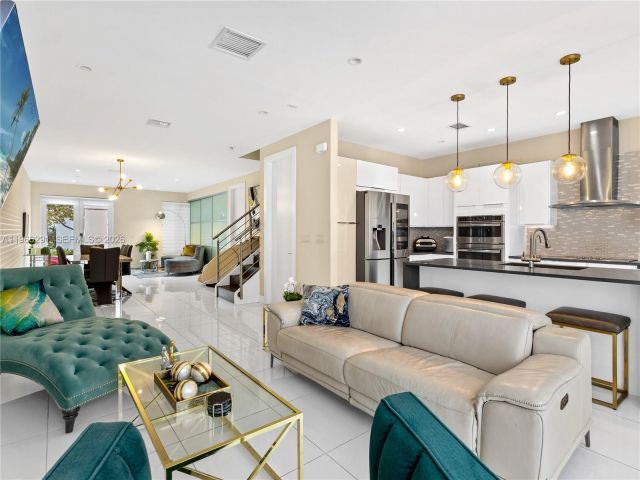 Продажа дома по адресу 6420 NW 105th Pl - фото 7529202