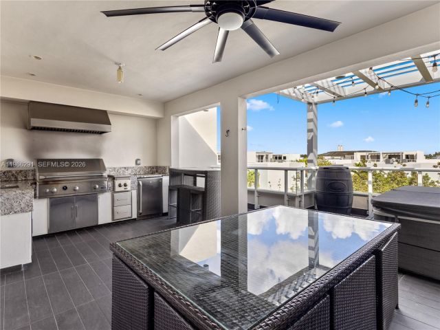 Продажа дома по адресу 6420 NW 105th Pl - фото 7529204