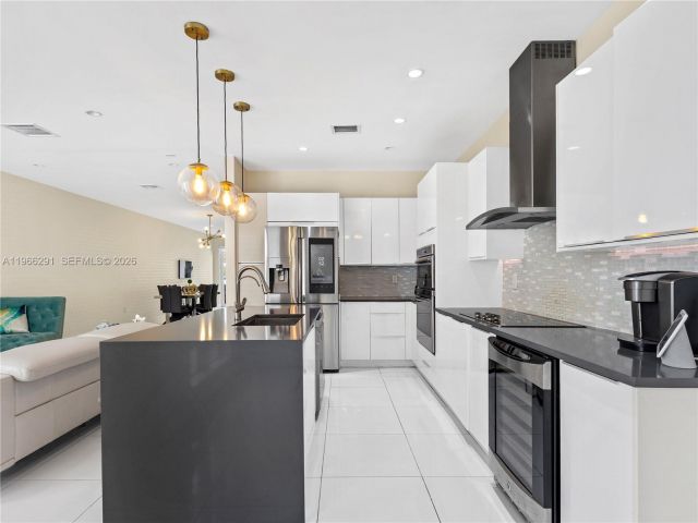 Продажа дома по адресу 6420 NW 105th Pl - фото 7529205