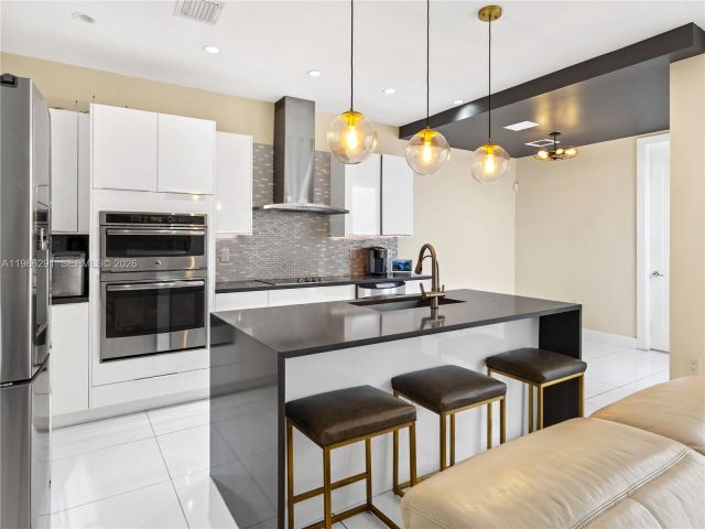 Продажа дома по адресу 6420 NW 105th Pl - фото 7529206