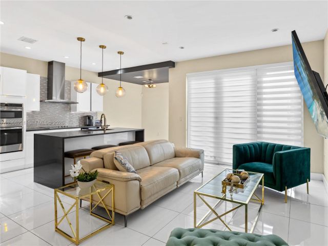 Продажа дома по адресу 6420 NW 105th Pl - фото 7529207