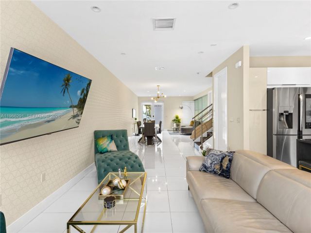 Продажа дома по адресу 6420 NW 105th Pl - фото 7529208