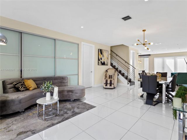 Продажа дома по адресу 6420 NW 105th Pl - фото 7529210