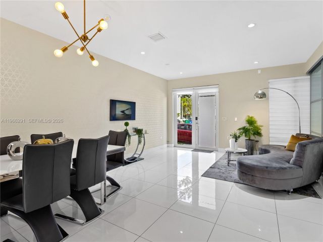 Продажа дома по адресу 6420 NW 105th Pl - фото 7529211