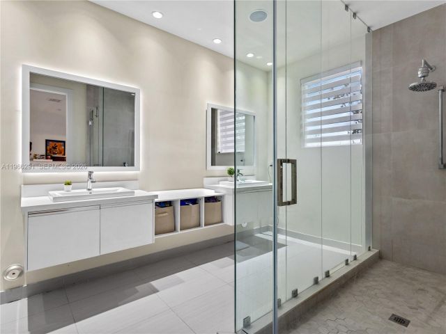 Продажа дома по адресу 6420 NW 105th Pl - фото 7529216