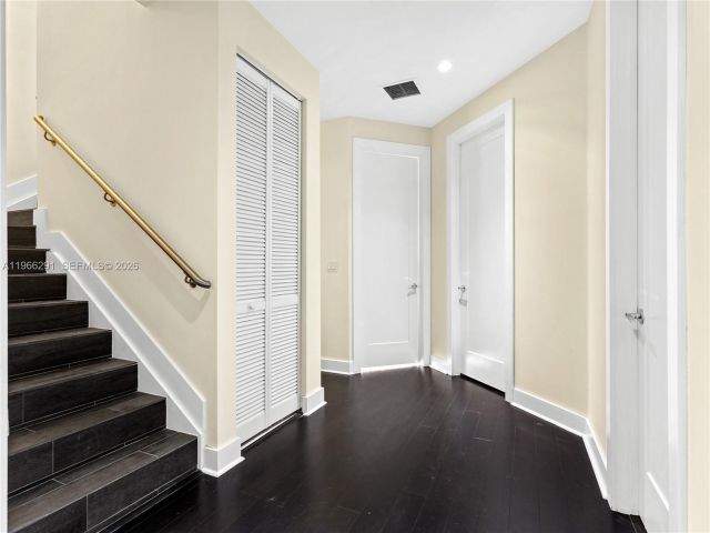 Продажа дома по адресу 6420 NW 105th Pl - фото 7529218