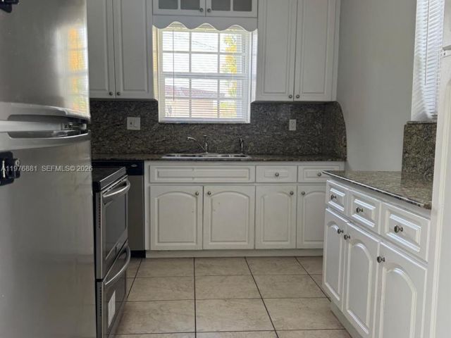 Дом в аренду по адресу 16981 NE 8th Ct - фото 7481060