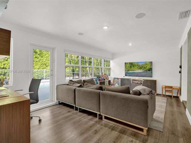 Продажа дома по адресу 2301 NE 196th St - фото 7712861