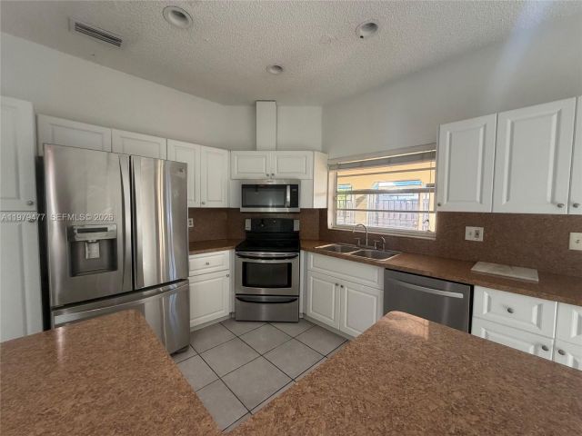 Продажа дома по адресу 1090 NW 128th Ct - фото 7530164